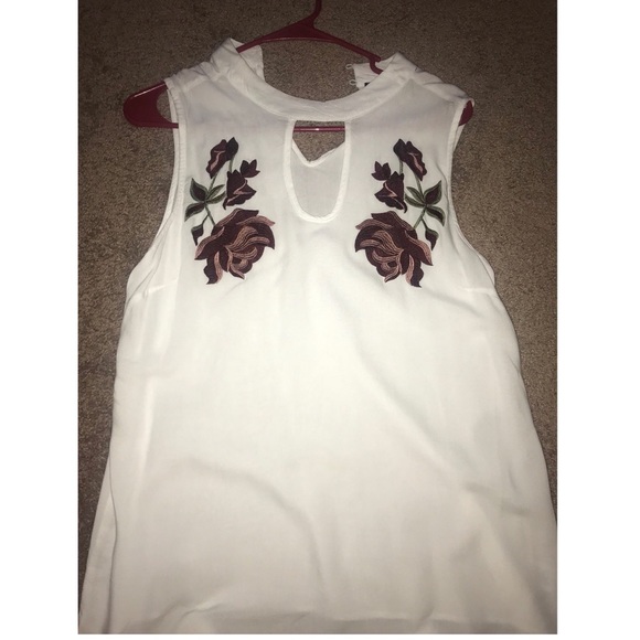 NWT Embroidered Keyhole Tank - Picture 2 of 6
